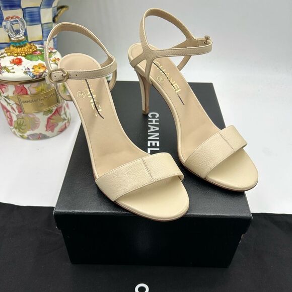 Women's Chanel ivory leather strappy sandals size 38.5 made in Italy - Picture 1 of 14